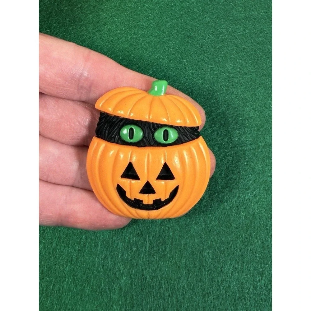 Vintage 1990s Plastic Halloween Pin Brooch Cat in Jack O' Lantern Pumpkin 2